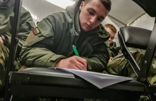 Lietuvių kalbos žinias kariai pasitikrino rašydami nacionalinį diktantą