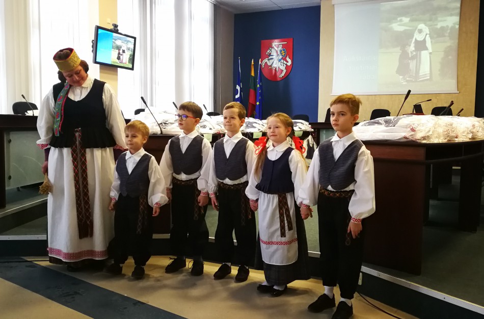 Dizainerio kostiumėlių įteikimo šventė priminė nereikalingų daiktų dalybas