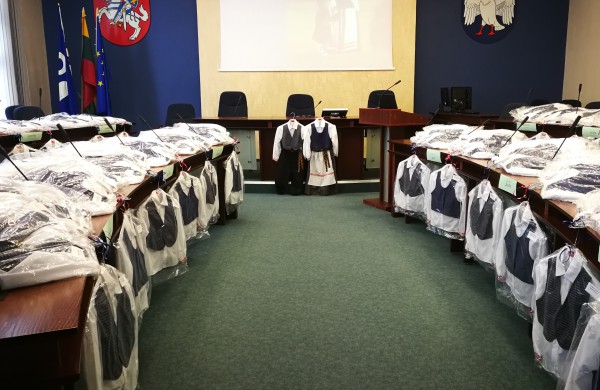 Dizainerio kostiumėlių įteikimo šventė priminė nereikalingų daiktų dalybas