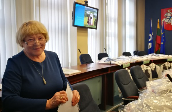 Dizainerio kostiumėlių įteikimo šventė priminė nereikalingų daiktų dalybas