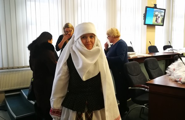 Dizainerio kostiumėlių įteikimo šventė priminė nereikalingų daiktų dalybas