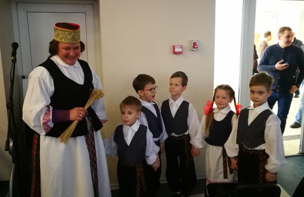 Dizainerio kostiumėlių įteikimo šventė priminė nereikalingų daiktų dalybas