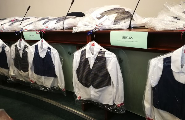 Dizainerio kostiumėlių įteikimo šventė priminė nereikalingų daiktų dalybas