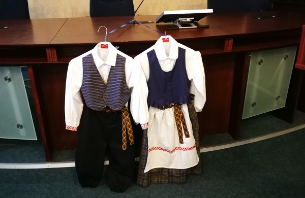 Dizainerio kostiumėlių įteikimo šventė priminė nereikalingų daiktų dalybas