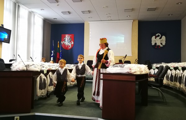 Dizainerio kostiumėlių įteikimo šventė priminė nereikalingų daiktų dalybas