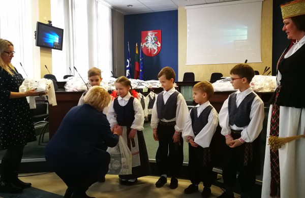 Dizainerio kostiumėlių įteikimo šventė priminė nereikalingų daiktų dalybas