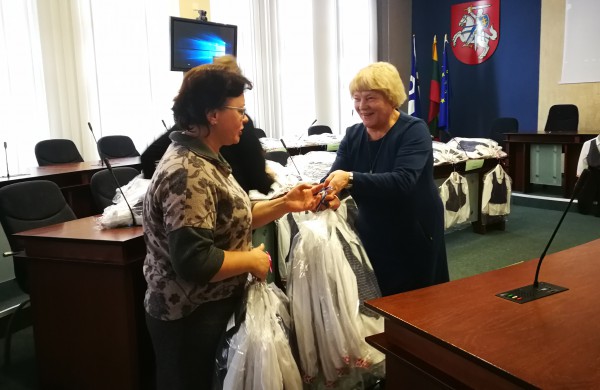 Dizainerio kostiumėlių įteikimo šventė priminė nereikalingų daiktų dalybas