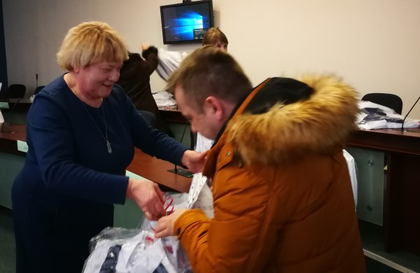 Dizainerio kostiumėlių įteikimo šventė priminė nereikalingų daiktų dalybas