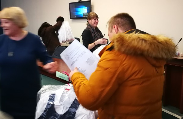 Dizainerio kostiumėlių įteikimo šventė priminė nereikalingų daiktų dalybas