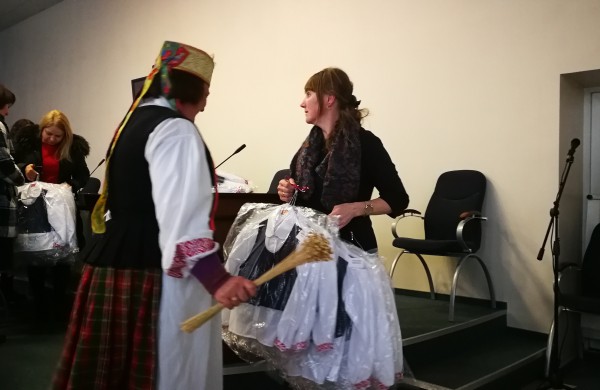 Dizainerio kostiumėlių įteikimo šventė priminė nereikalingų daiktų dalybas