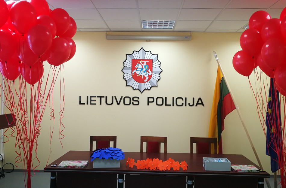 Pareigūnai sveikina visas moteris su kovo 8-ąja!