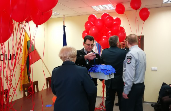 Pareigūnai sveikina visas moteris su kovo 8-ąja!