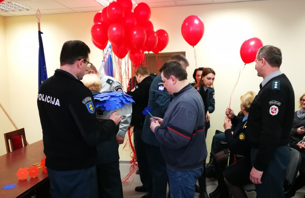 Pareigūnai sveikina visas moteris su kovo 8-ąja!