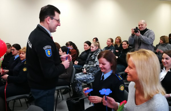 Pareigūnai sveikina visas moteris su kovo 8-ąja!