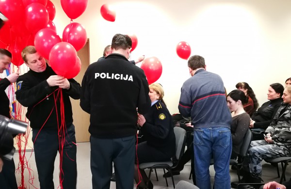 Pareigūnai sveikina visas moteris su kovo 8-ąja!