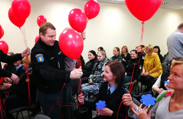 Pareigūnai sveikina visas moteris su kovo 8-ąja!