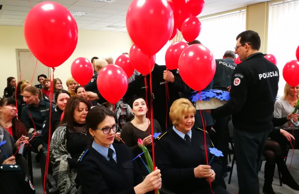 Pareigūnai sveikina visas moteris su kovo 8-ąja!