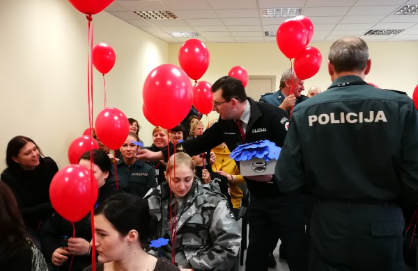 Pareigūnai sveikina visas moteris su kovo 8-ąja!