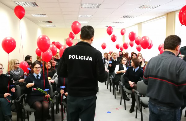 Pareigūnai sveikina visas moteris su kovo 8-ąja!