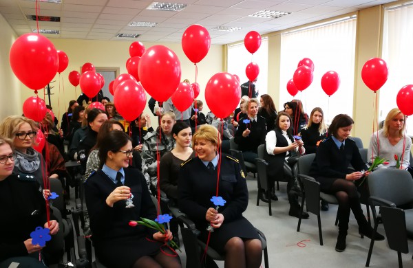 Pareigūnai sveikina visas moteris su kovo 8-ąja!