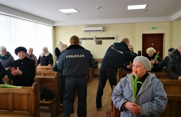 Pareigūnai sveikina visas moteris su kovo 8-ąja!