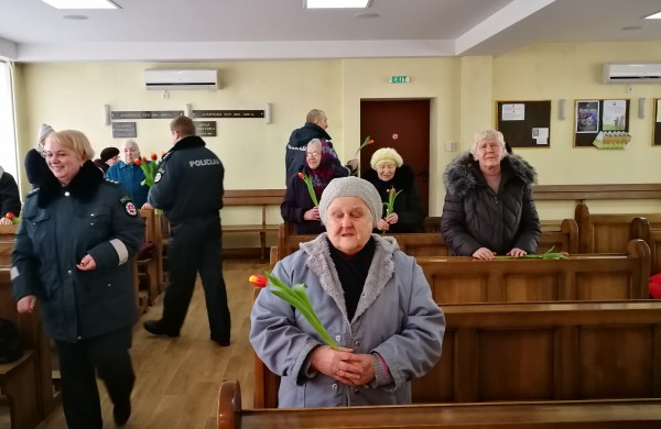 Pareigūnai sveikina visas moteris su kovo 8-ąja!