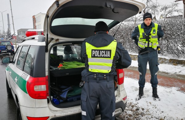 Pareigūnai sveikina visas moteris su kovo 8-ąja!