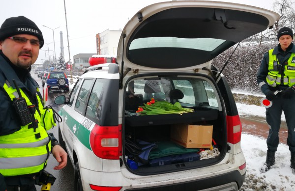 Pareigūnai sveikina visas moteris su kovo 8-ąja!