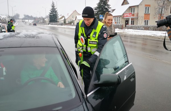 Pareigūnai sveikina visas moteris su kovo 8-ąja!