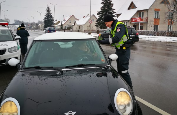 Pareigūnai sveikina visas moteris su kovo 8-ąja!