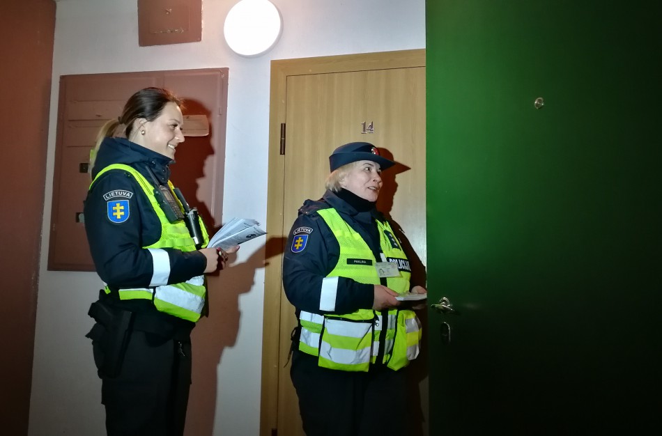 Antroji Jonavos policijos akcija daugiabučiuose: tikrino, ar gyventojai užsirakina duris
