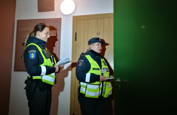 Antroji Jonavos policijos akcija daugiabučiuose: tikrino, ar gyventojai užsirakina duris