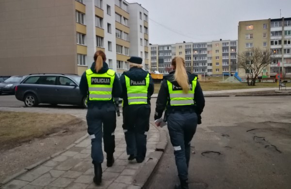 Antroji Jonavos policijos akcija daugiabučiuose: tikrino, ar gyventojai užsirakina duris