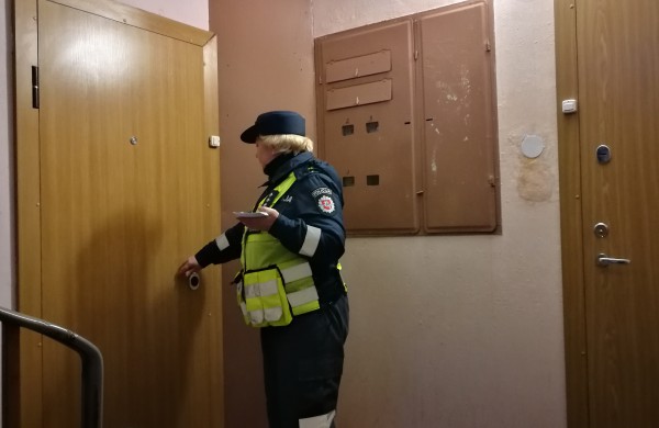 Antroji Jonavos policijos akcija daugiabučiuose: tikrino, ar gyventojai užsirakina duris