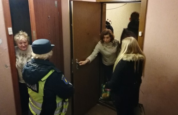 Antroji Jonavos policijos akcija daugiabučiuose: tikrino, ar gyventojai užsirakina duris
