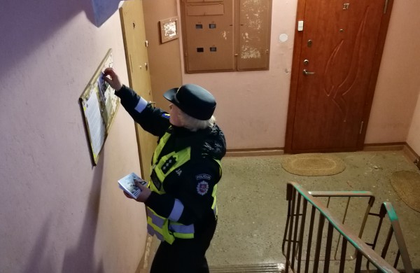 Antroji Jonavos policijos akcija daugiabučiuose: tikrino, ar gyventojai užsirakina duris