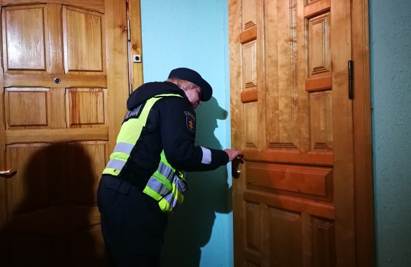 Antroji Jonavos policijos akcija daugiabučiuose: tikrino, ar gyventojai užsirakina duris
