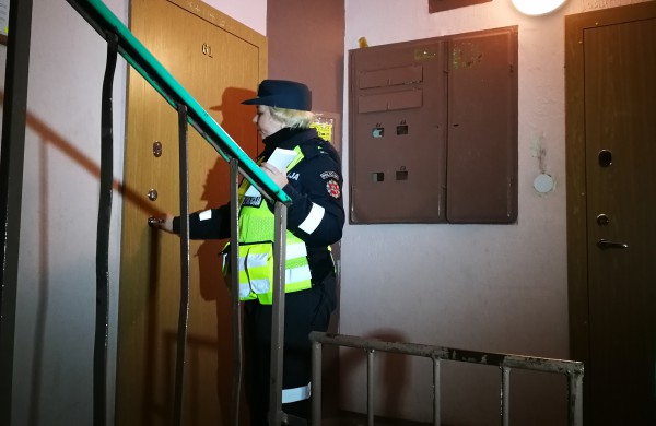 Antroji Jonavos policijos akcija daugiabučiuose: tikrino, ar gyventojai užsirakina duris