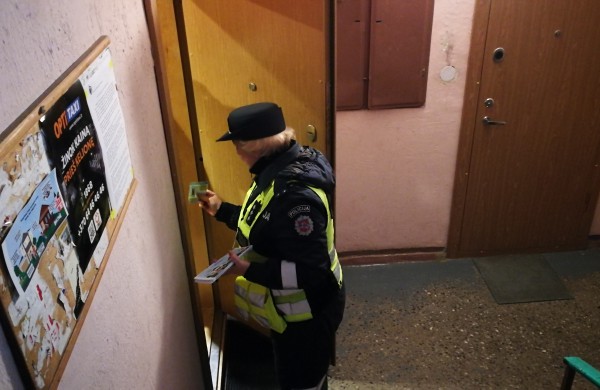 Antroji Jonavos policijos akcija daugiabučiuose: tikrino, ar gyventojai užsirakina duris