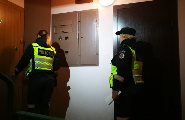 Antroji Jonavos policijos akcija daugiabučiuose: tikrino, ar gyventojai užsirakina duris