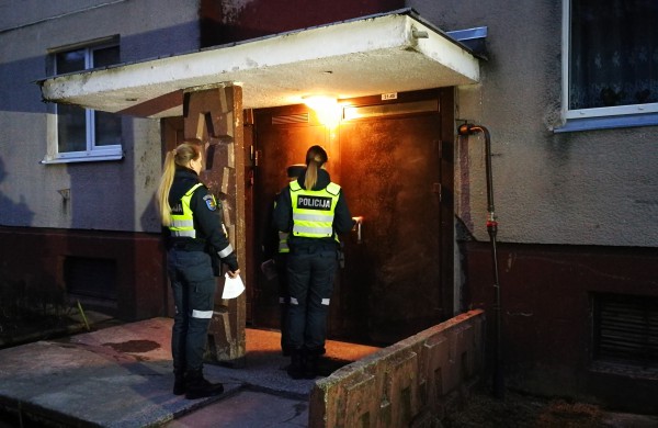 Antroji Jonavos policijos akcija daugiabučiuose: tikrino, ar gyventojai užsirakina duris