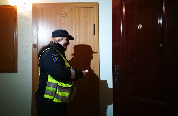 Antroji Jonavos policijos akcija daugiabučiuose: tikrino, ar gyventojai užsirakina duris