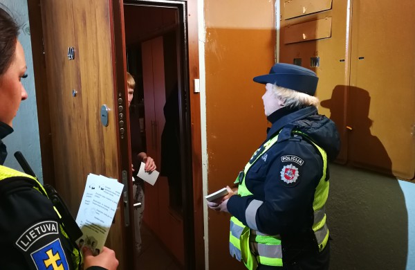 Antroji Jonavos policijos akcija daugiabučiuose: tikrino, ar gyventojai užsirakina duris