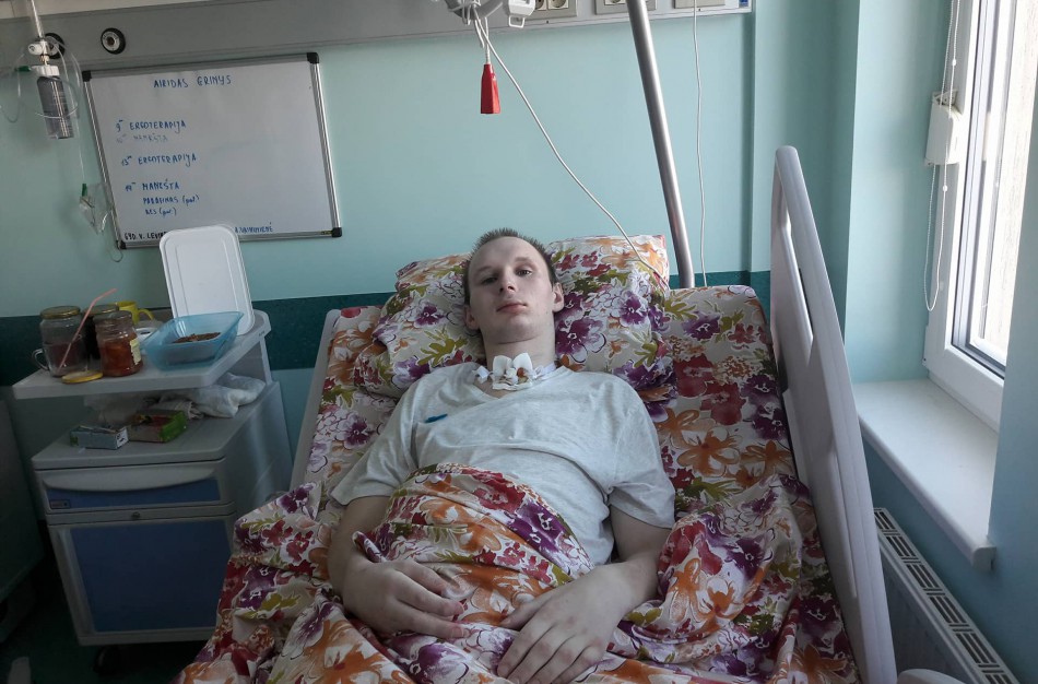 Nelaimė Jonavos rajone: darbo metu ant jauno vaikino užkrito medis - tėvai prašo visuomenės paramos