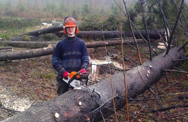 Nelaimė Jonavos rajone: darbo metu ant jauno vaikino užkrito medis - tėvai prašo visuomenės paramos