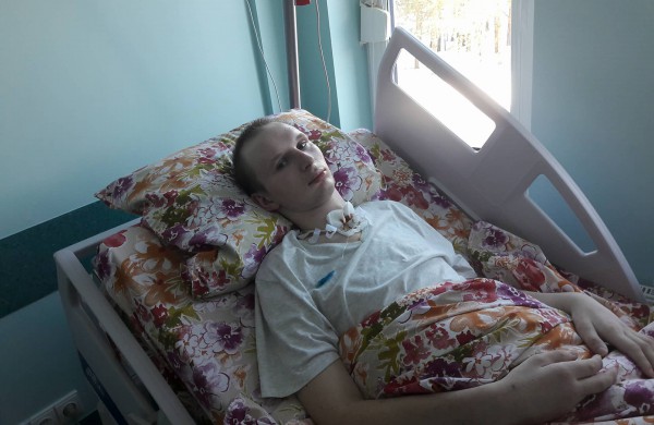 Nelaimė Jonavos rajone: darbo metu ant jauno vaikino užkrito medis - tėvai prašo visuomenės paramos