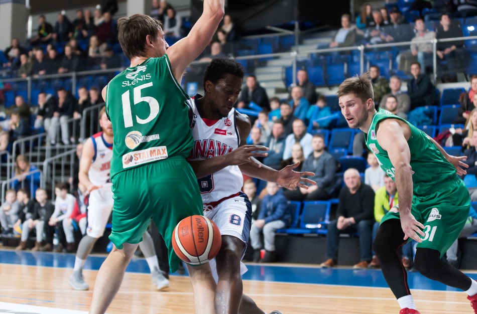 Trečiose NKL aštuntfinalio rungtynėse „Jonava“ po dramatiškos kovos pralaimėjo Telšiuose