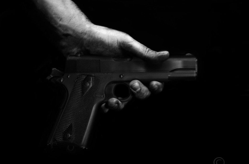 Neblaivus vyras policijos pareigūnams grasino ginklu