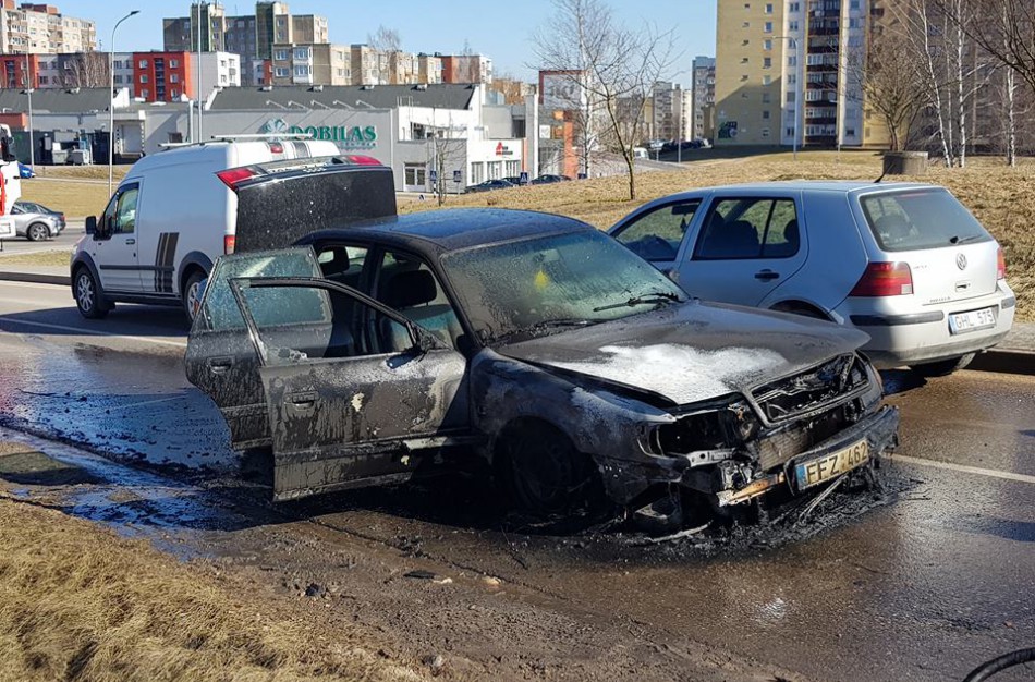 Po variklio plovimo užsiliepsnojo automobilis