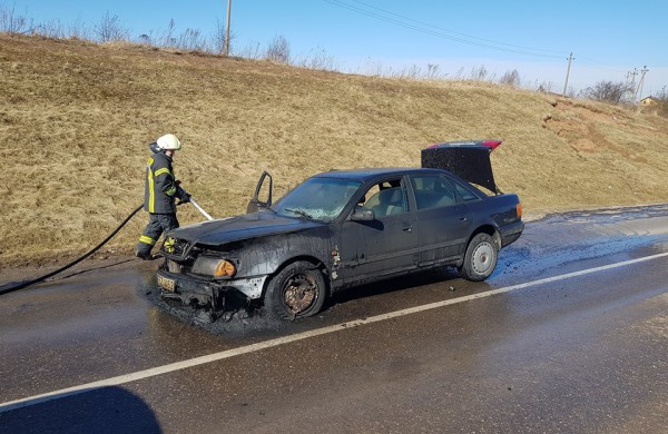 Po variklio plovimo užsiliepsnojo automobilis